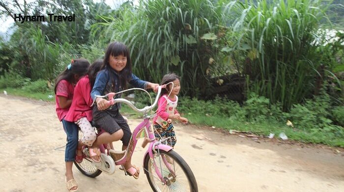 Children playing in Hang Kia